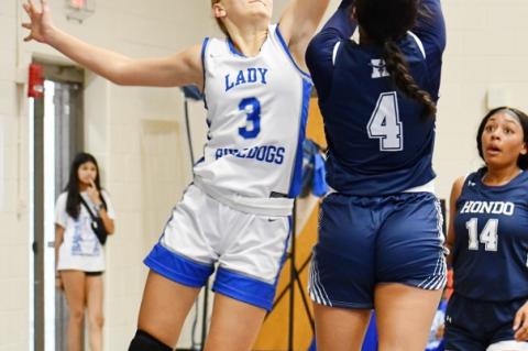 Freshman Jessi Battle blocks Hondo’s shot under the basket. BULLETIN PHOTO/ Tracy Thayer