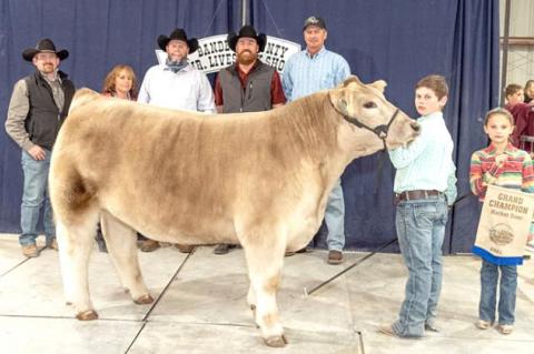 Cooper Arnold (second from right) displays the Grand Champion Steer he presented at the 2021 Bandera County Junior Livestock Show auction. The steer drew a top bid of $10,000. BULLETIN PHOTO